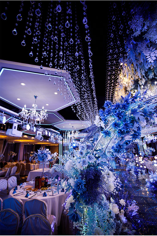 蓝色婚礼现场花艺装饰照片