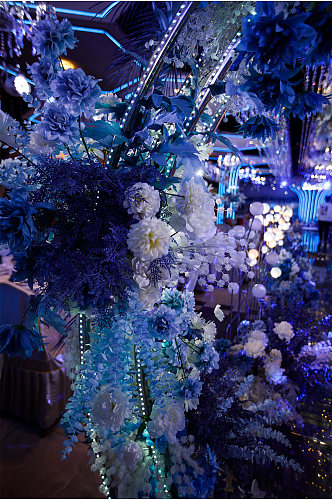 蓝色婚礼花艺装饰照片