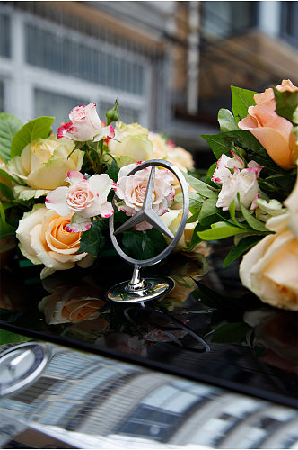 奔驰车婚车鲜花装饰照片