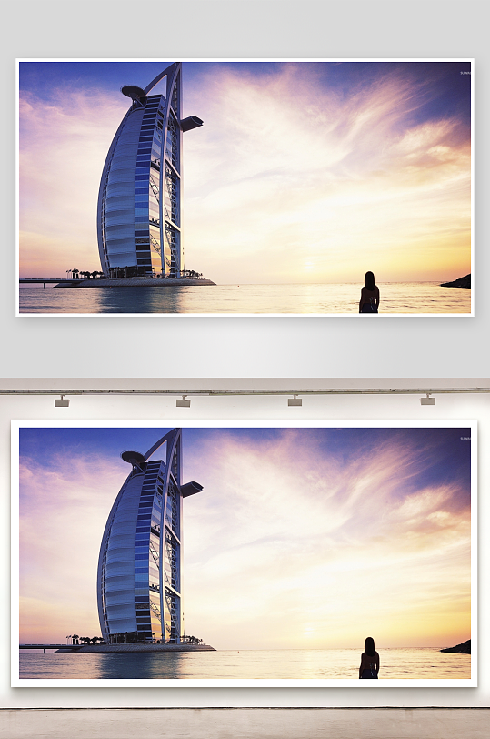 女子眺望海上摩天大楼-众图网