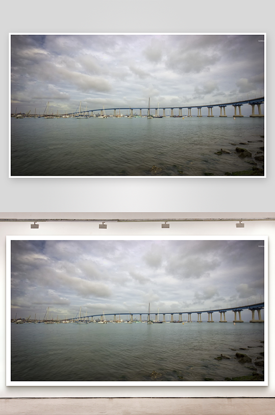 跨海大桥与停泊船只的海滨景象-众图网