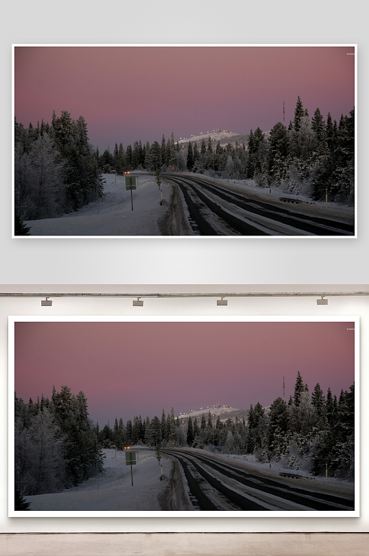 雪夜公路两旁松林景色-众图网