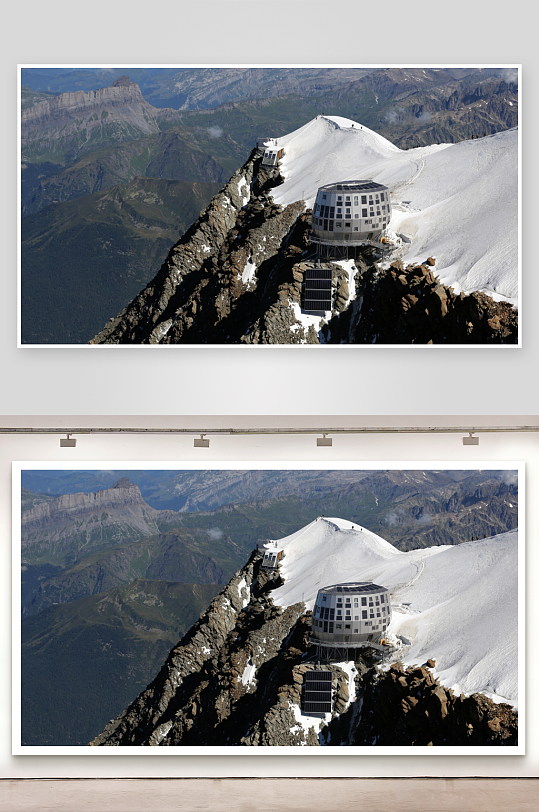 雪山之巅的现代建筑与太阳能板-众图网