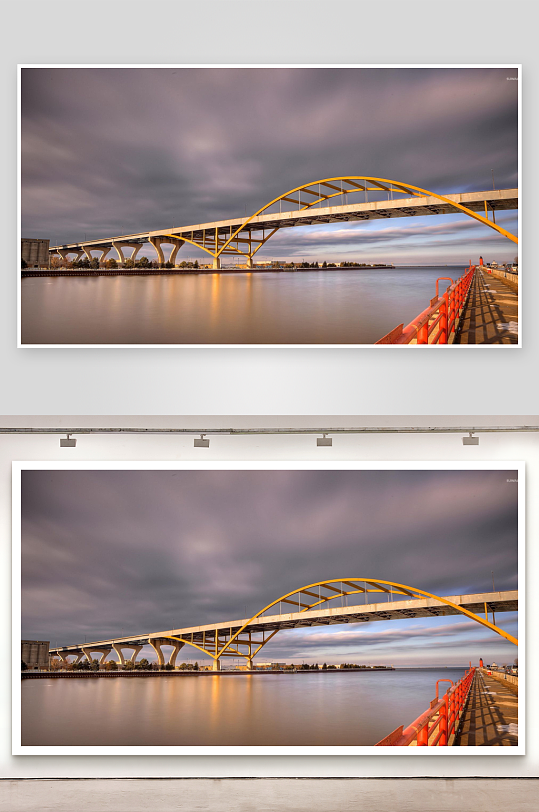 黄昏时分的黄色拱桥与水面-众图网