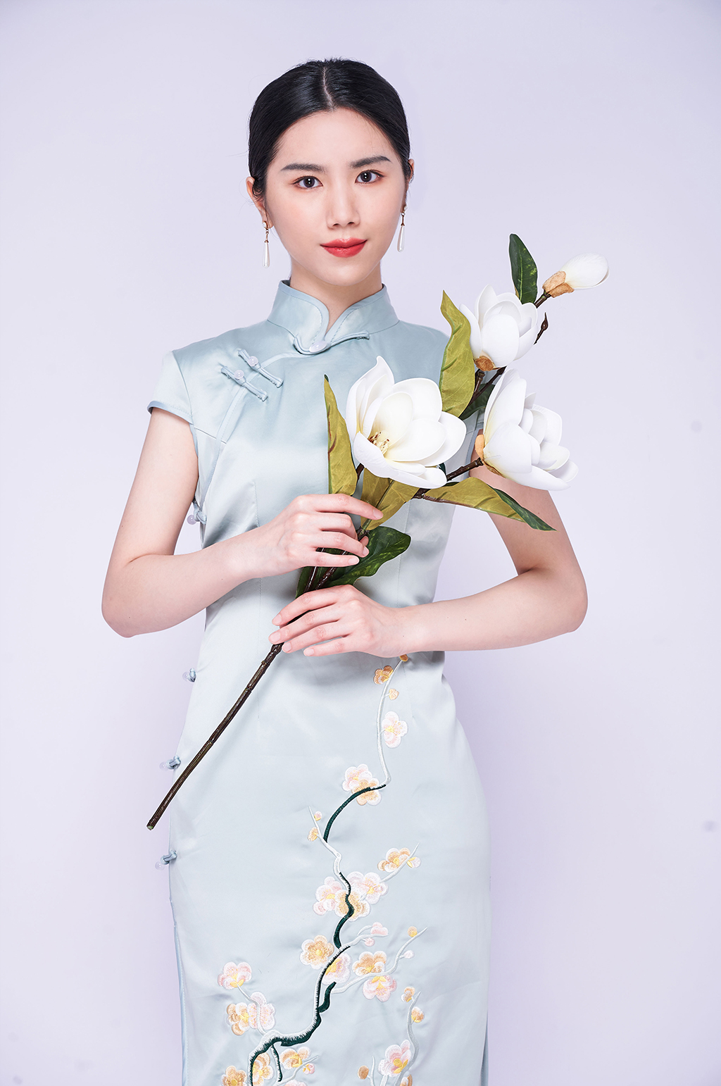 拿鮮花民國風(fēng)優(yōu)雅旗袍人物攝影圖片素材