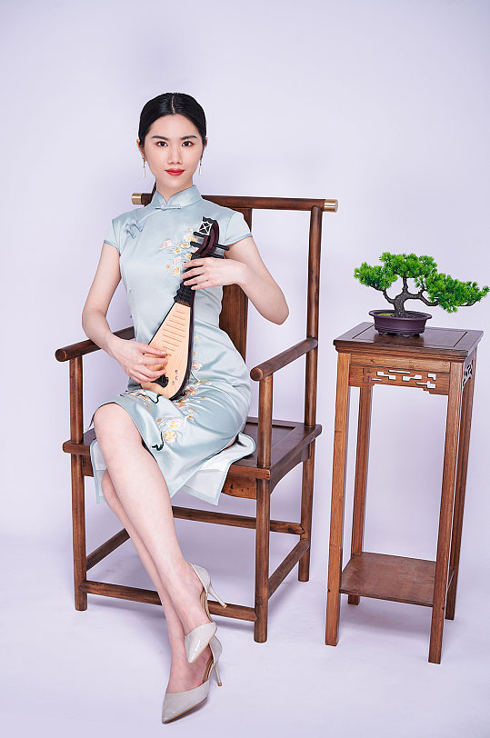 中国风抱琵琶美女优雅旗袍人物摄影图片