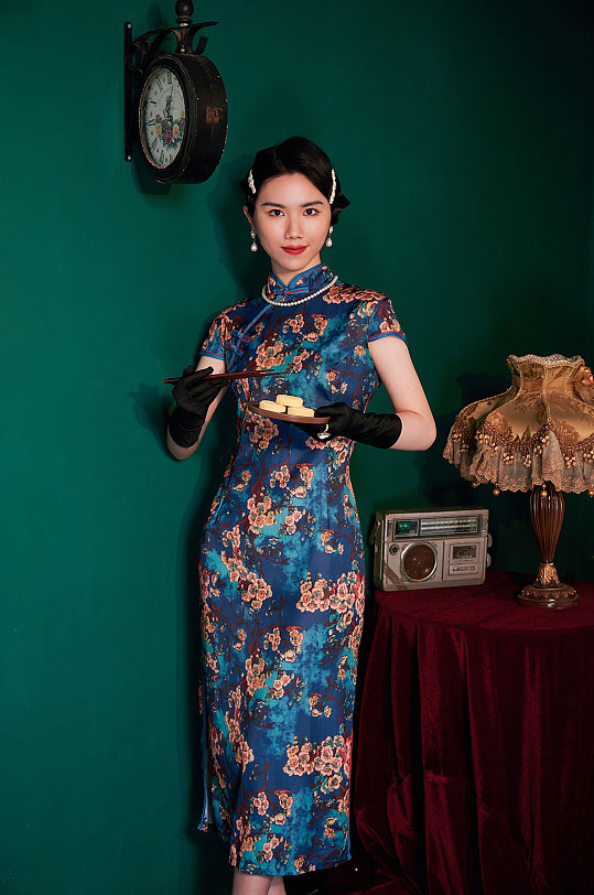 中秋节优雅女性吃月饼民国风人物摄影图片