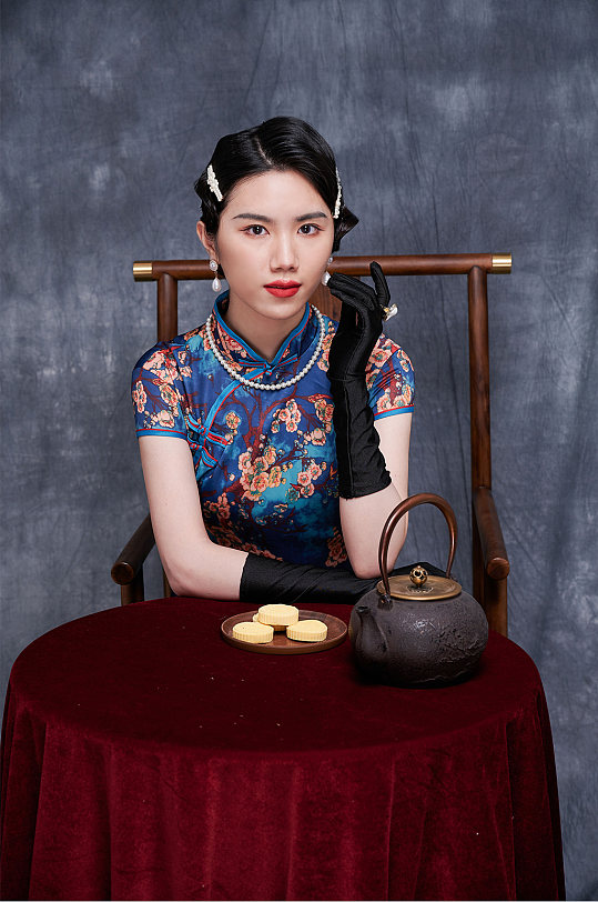 优雅旗袍美女吃月饼民国风人物摄影图片