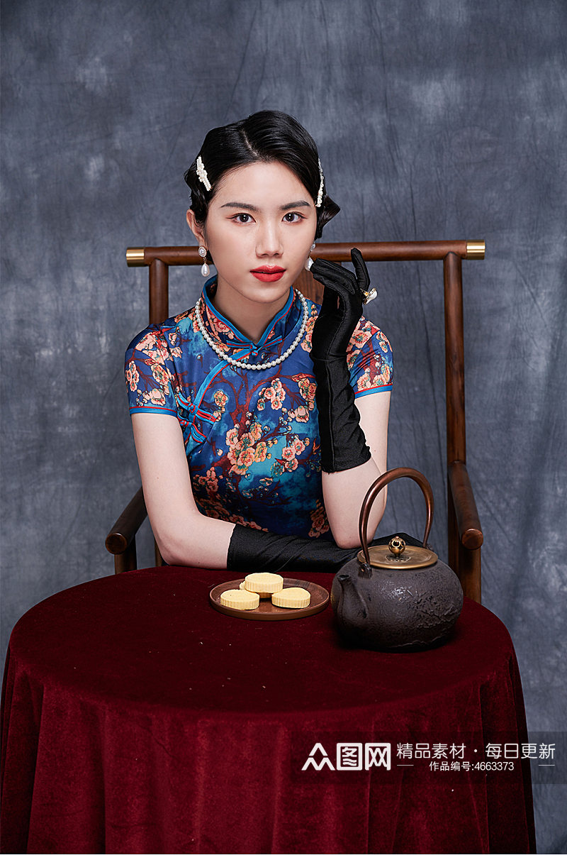 优雅旗袍美女吃月饼民国风人物摄影图片素材