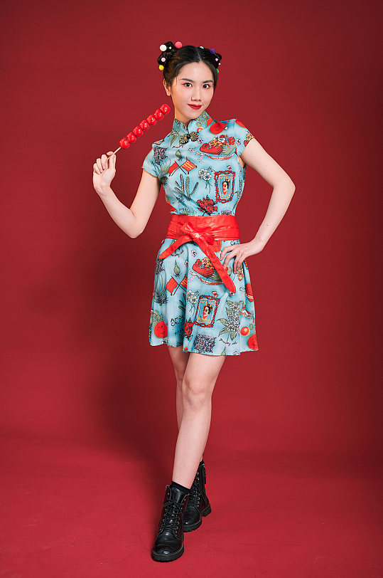 新年冰糖葫芦旗袍女生时尚国潮人物摄影图片