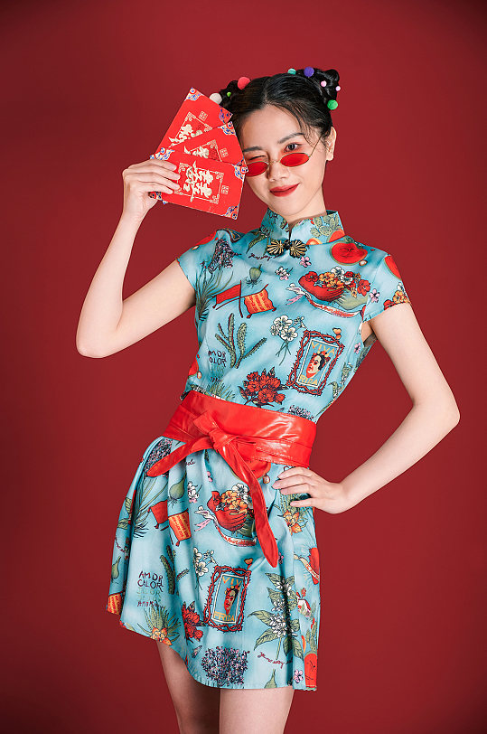 拿红包旗袍女性新年时尚国潮人物摄影图片