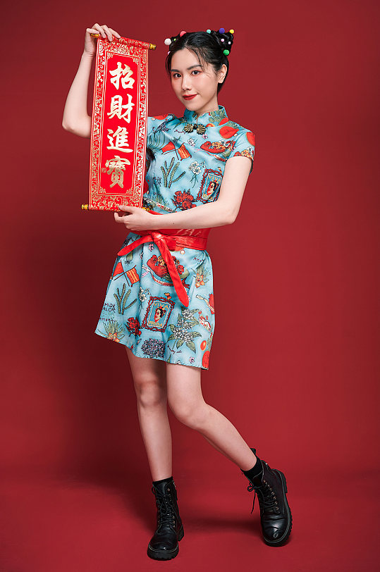 国潮新年旗袍女性对联时尚国潮人物摄影图片