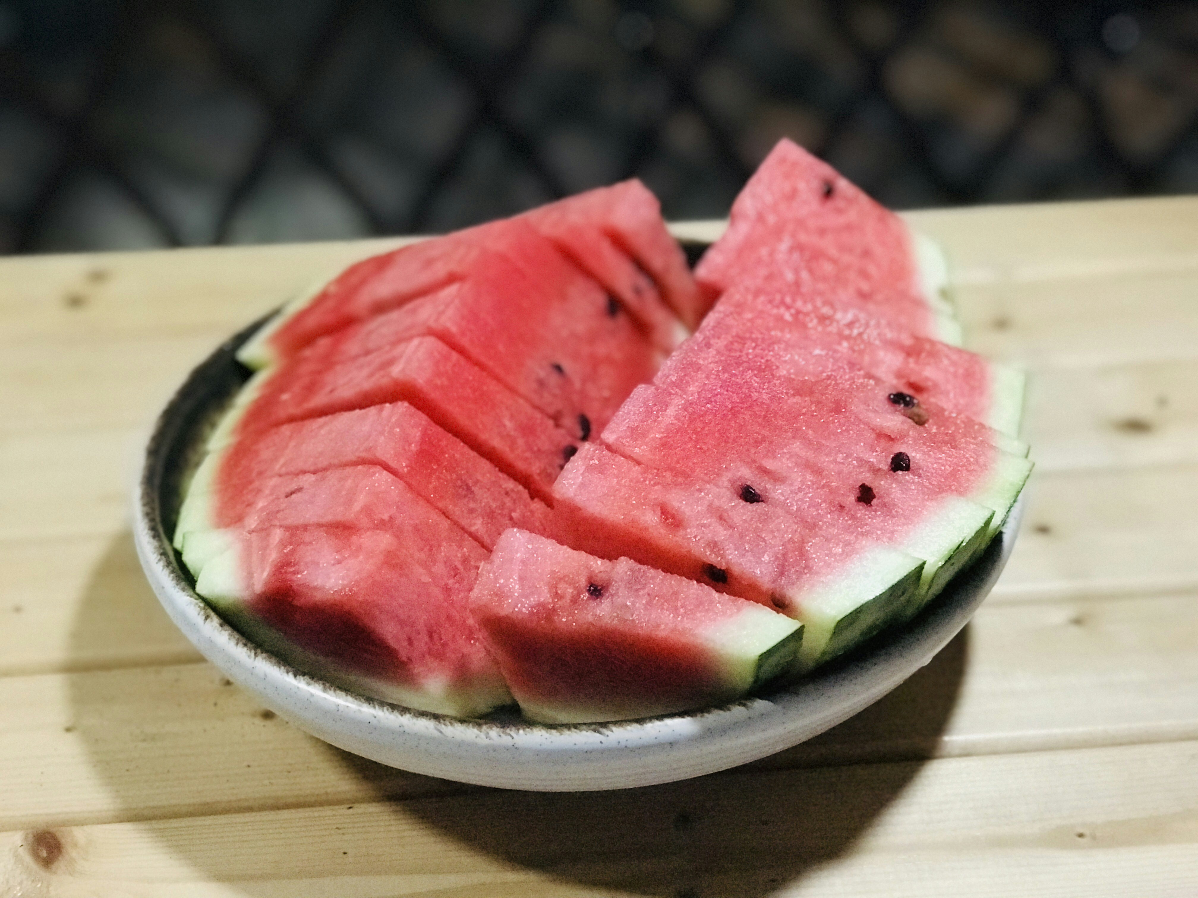切片西瓜置于盘中素材