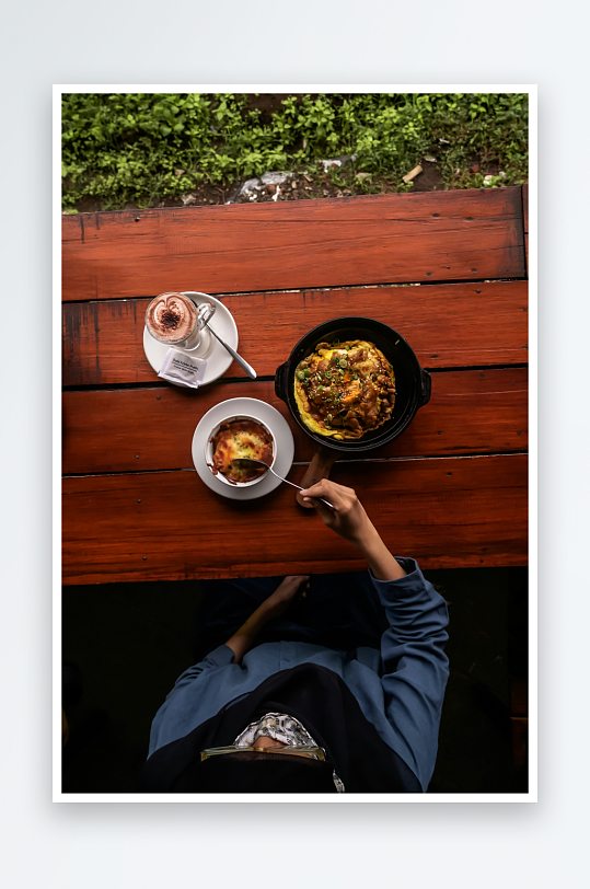 俯拍餐桌上的美食与用餐者-众图网