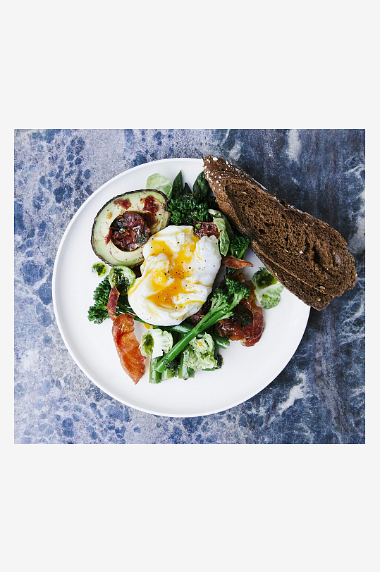 健康早餐盘煎蛋配蔬菜与全麦面包-众图网