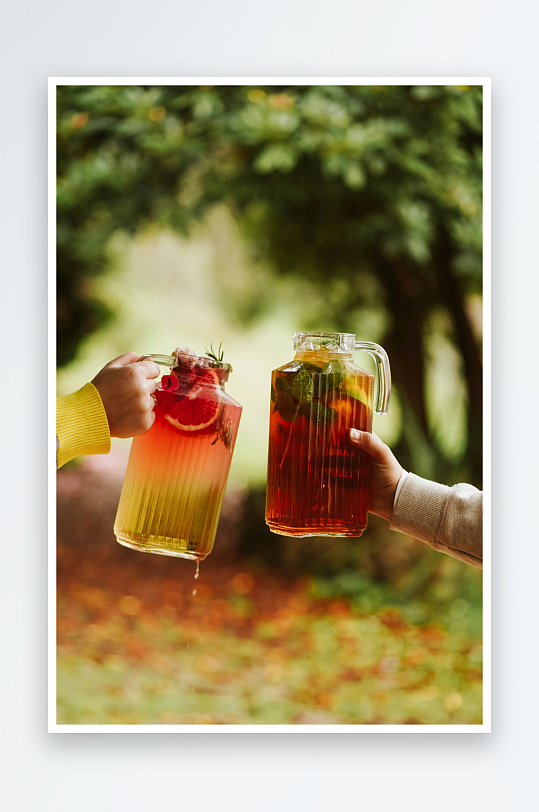 两人举杯共饮户外饮品-众图网