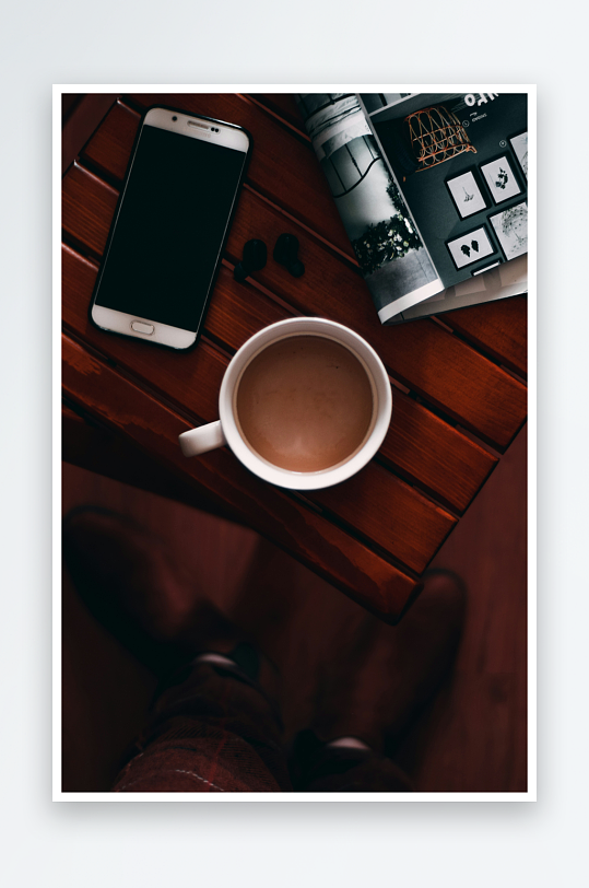 俯拍咖啡杯与手机桌面-众图网