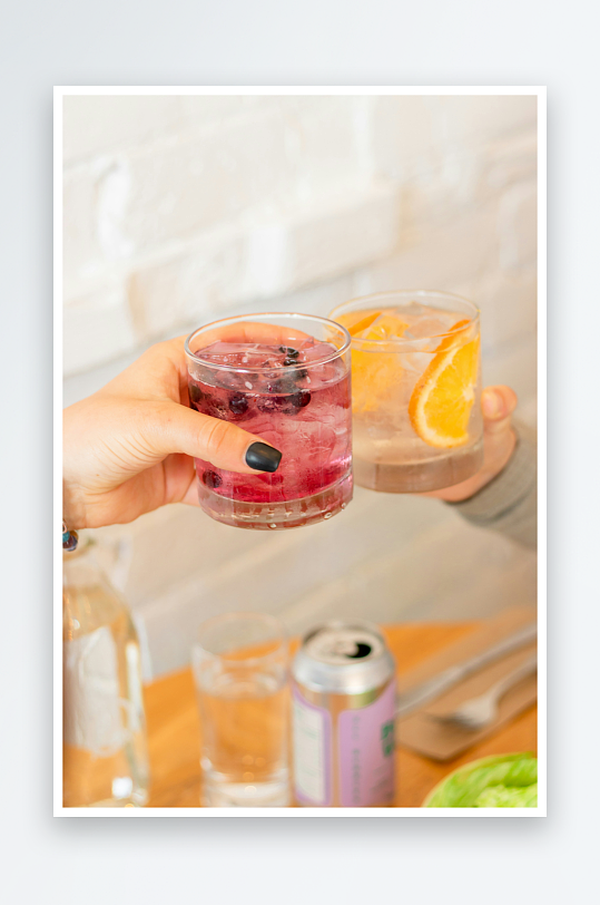 两人举杯共饮水果饮品-众图网