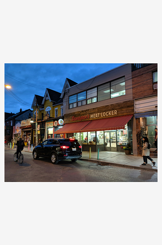 傍晚街景中的肉铺商店-众图网