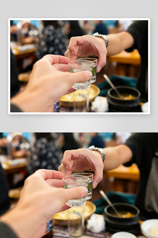 两人举杯碰酒庆祝瞬间-众图网