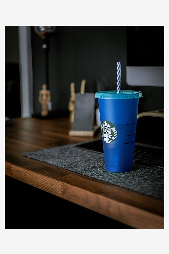 蓝色杯子置于木质桌面上