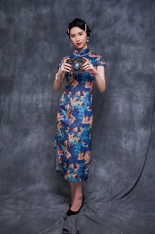 手拿相机旗袍美女摄影图照片图片