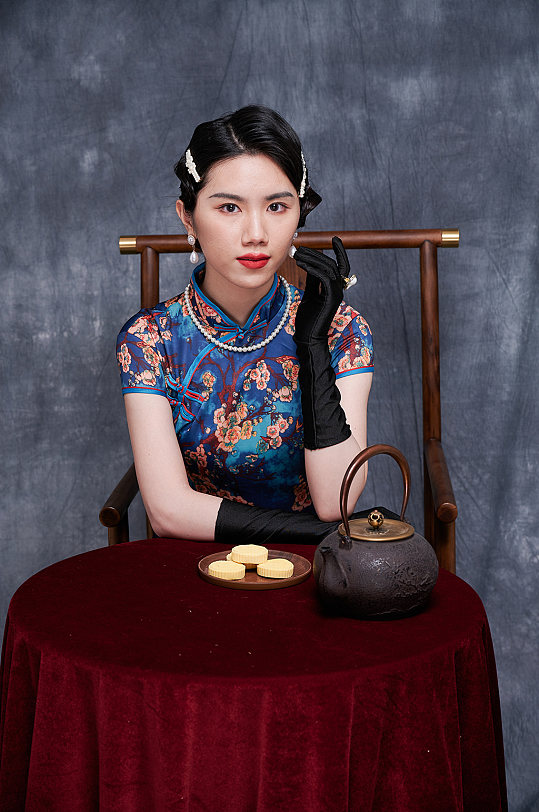 复古旗袍女性茶具糕点商业摄影图图片