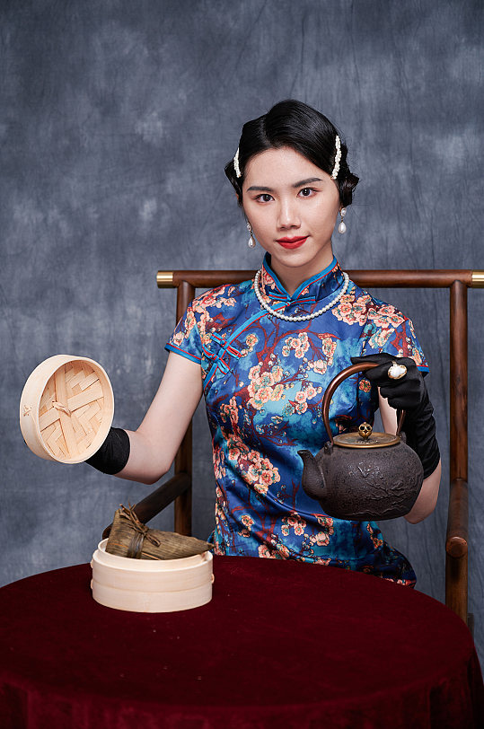 气质旗袍美女端午节粽子创意摄影图