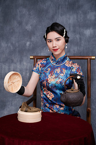 气质旗袍美女端午节粽子摄影图