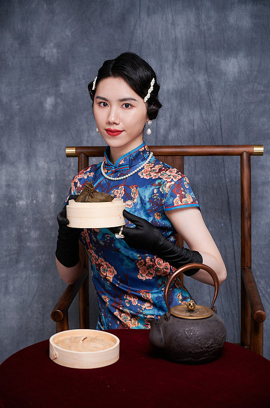 端午节粽子创意旗袍美女商业摄影图