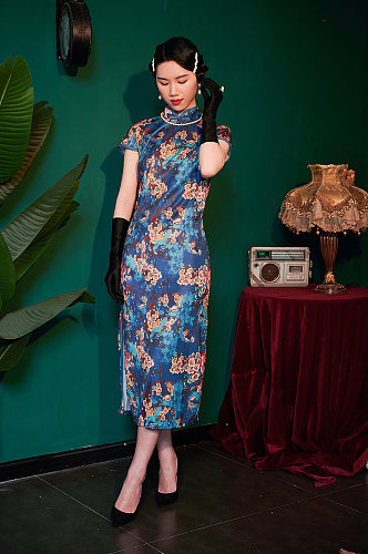 国潮旗袍女人商业摄影图气质造型图片