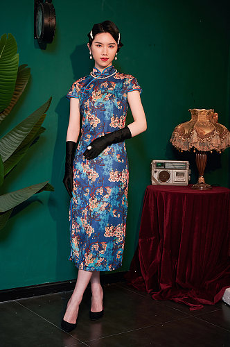 国潮旗袍女人中式造型商业摄影图