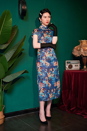 国潮创意旗袍女人造型商业摄影图图片