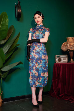 气质旗袍女性创意姿势商业摄影图图片照片