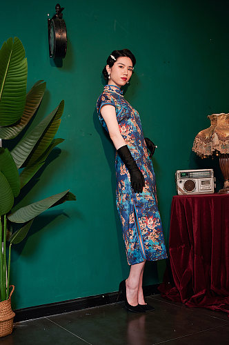 中式气质旗袍女生创意商业摄影图照片