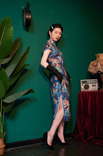 中式气质旗袍美女创意商业摄影图照片