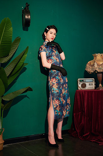 国潮旗袍气质美女创意造型商业摄影图