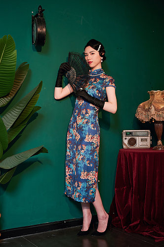 国潮旗袍女性手拿扇子创意商业摄影图照片