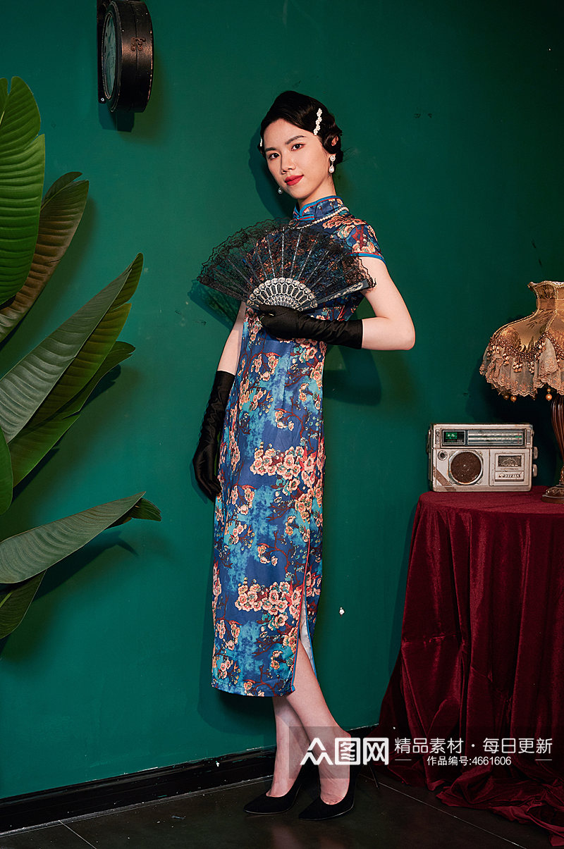 旗袍造型国潮美女手拿扇子商业摄影图素材