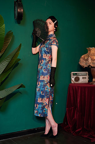 手拿扇子中式旗袍女性创意商业摄影图照片