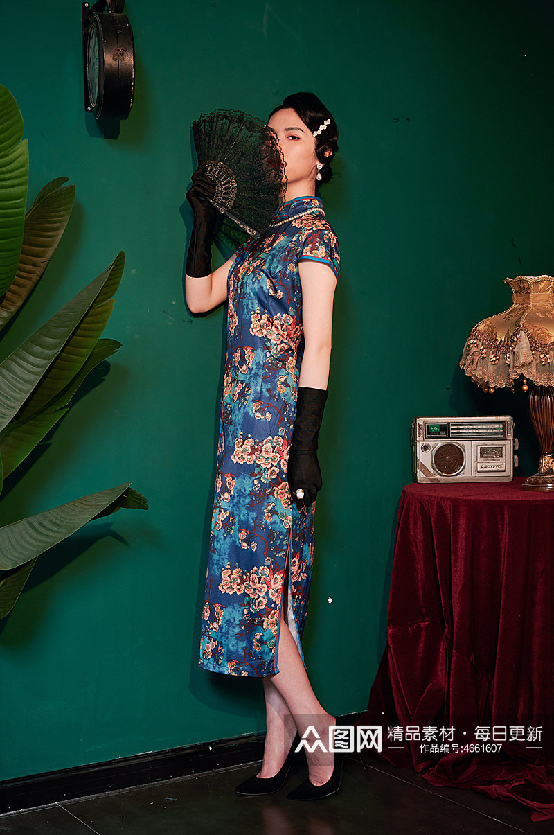 手拿扇子中式旗袍女性创意商业摄影图照片素材