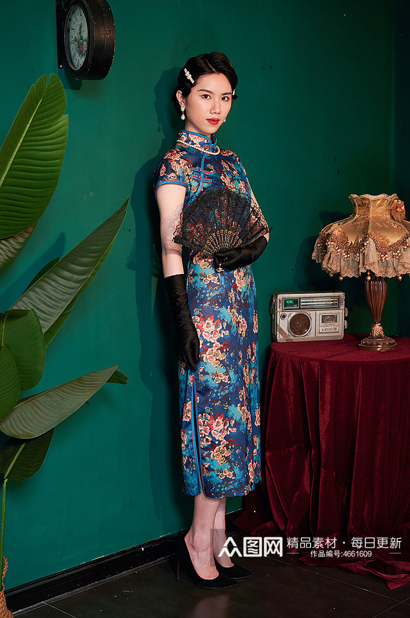 手拿扇子造型中式旗袍造型女性商业摄影图素材