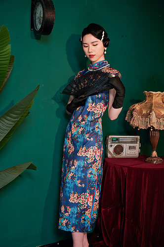 手拿扇子中式旗袍美女国潮商业摄影图