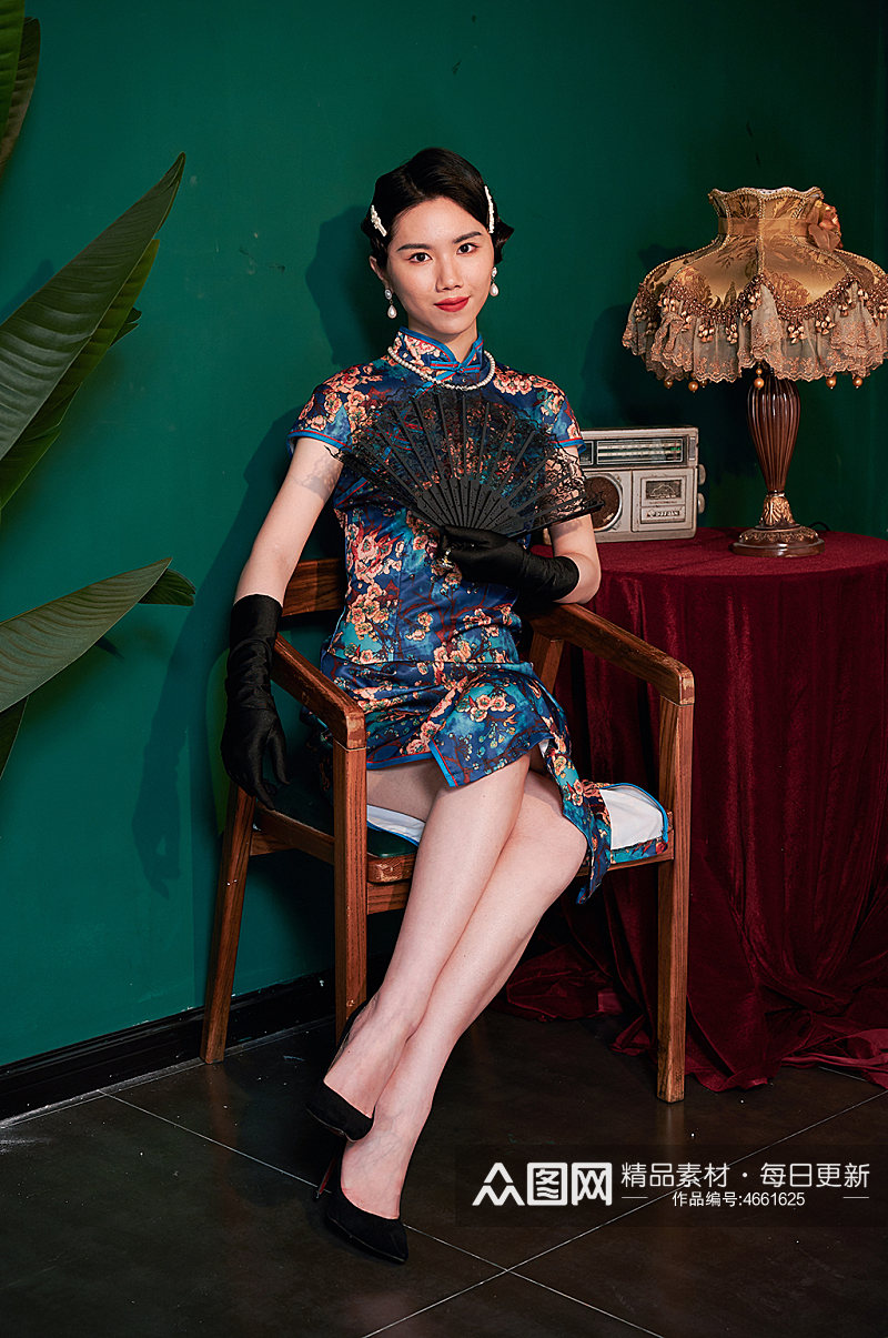 国潮造型中式旗袍美女商业摄影图手拿扇子素材