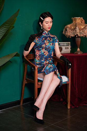 中式旗袍造型美女创意商业摄影图手拿扇子
