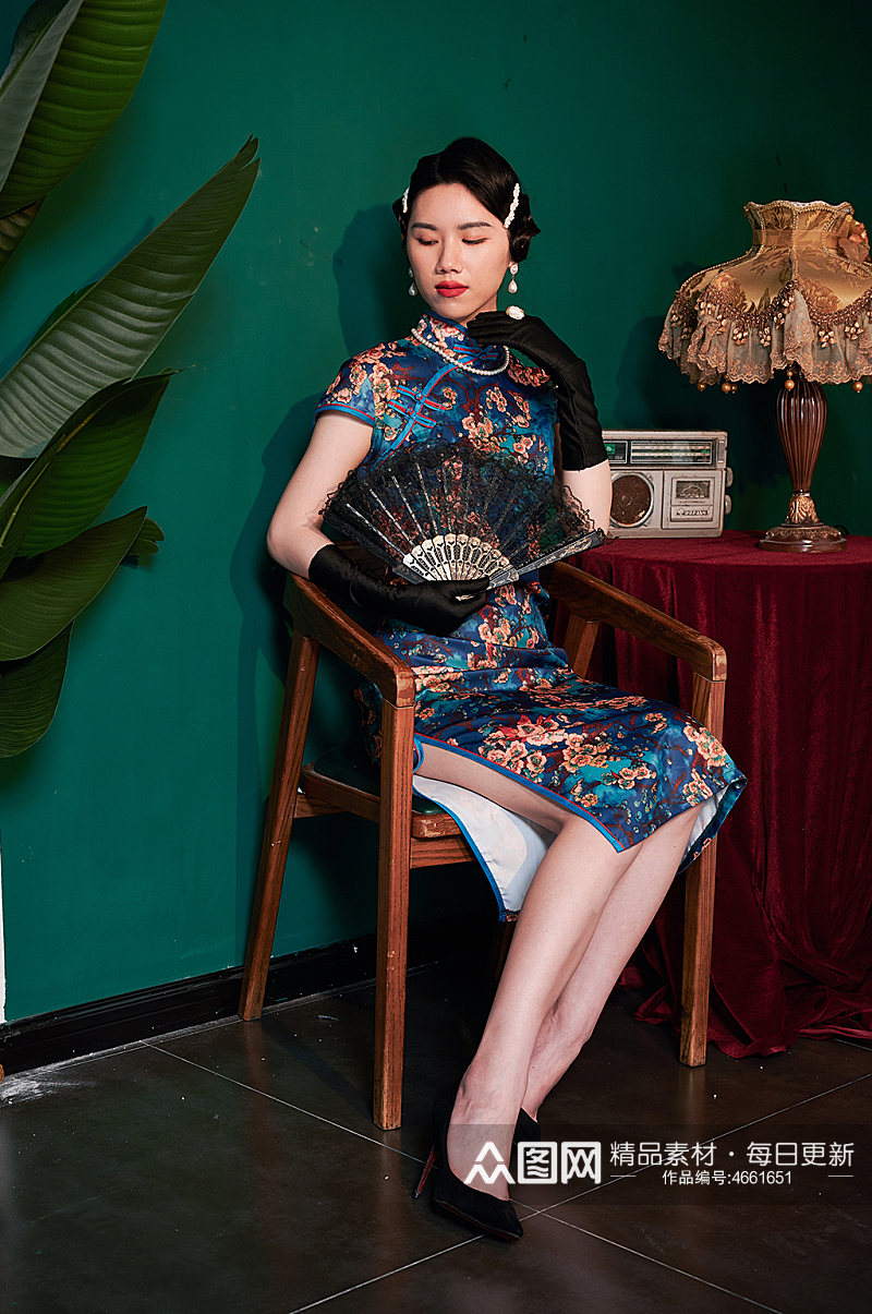 国潮复古旗袍女人扇子创意造型商业摄影图素材