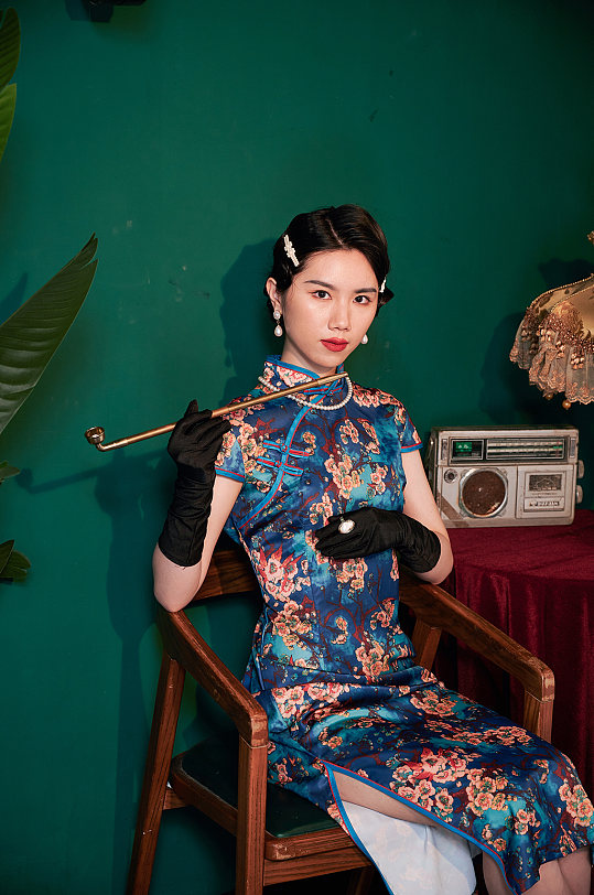 创意国潮旗袍女生烟杆商业摄影图