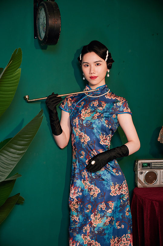中式旗袍女性创意烟杆人像摄影图