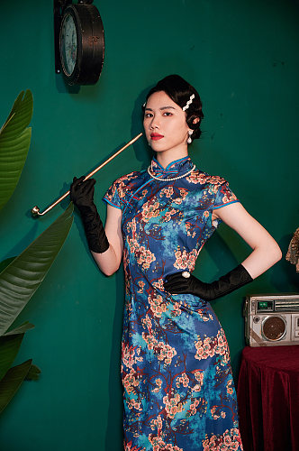 中式旗袍美女手拿烟杆商业创意摄影图