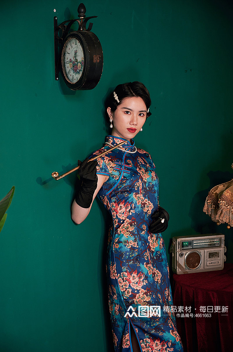 中式旗袍美女手拿烟杆商业摄影图素材